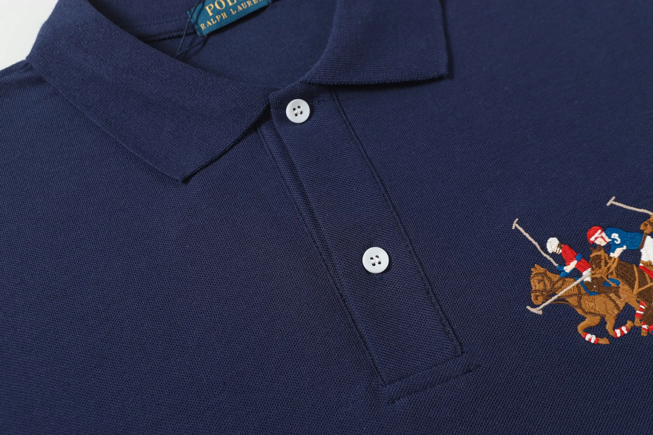 P160 Style No.: A011 [Ralph Lauren Classic Three Ponies Digital Embroidered Polo Shirt] ✅250 grams of fine cotton pique fabric, custom-woven and dyed threads ✅Original stickers Scan the QR code to enter the official website ✅Large version, loose and stylish, can wear up to 210 pounds Color: Black White Navy Blue Sky Blue Dark Gray Floral Gray Size: S-XL